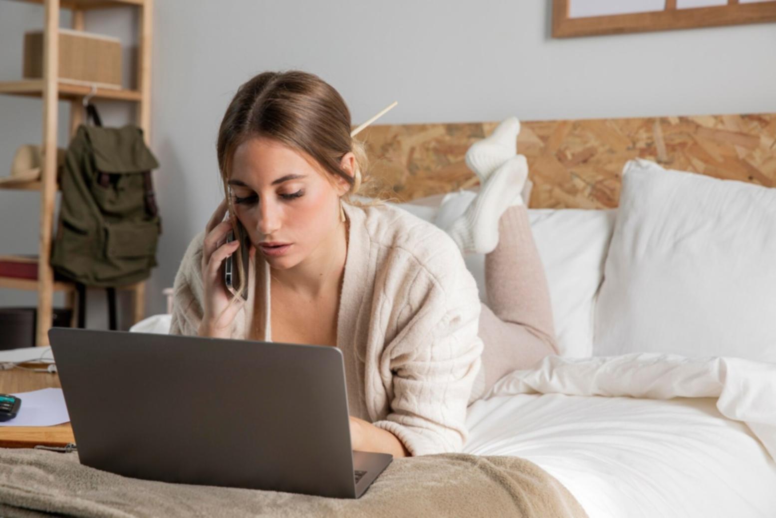 Profesional analizando datos financieros en pantalla
